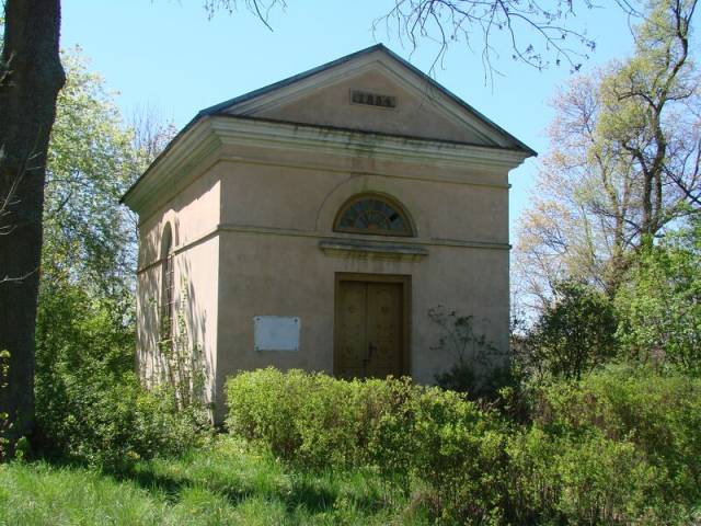 Wodynie - kaplica grobowa Załuskich